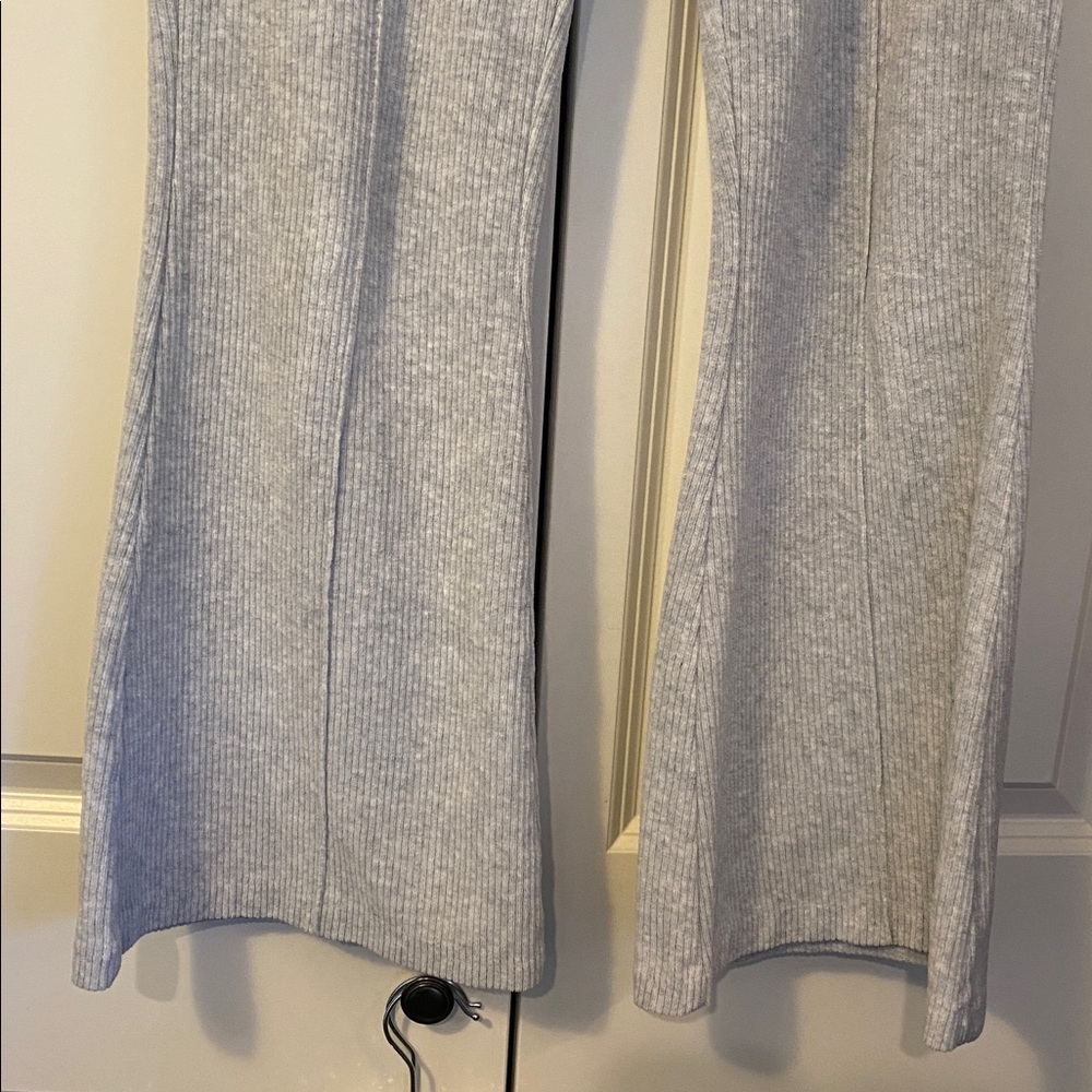 Aerie Groove On Ribbed Velour Flared Sweat Pants. Heather Gray. Size Medium. - Picture 6 of 11